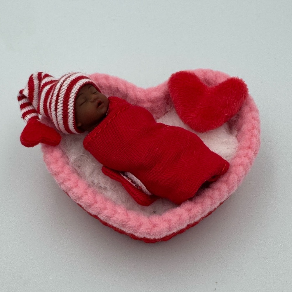 NEW Zuru 5‎ Surprise My Mini Baby Valentine's Day HEART BASKET AFRICAN AMERICAN
